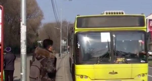 Şofer de autobuz din Constanţa, filmat de călători, în timp ce bea o sticlă de cidru, la volan