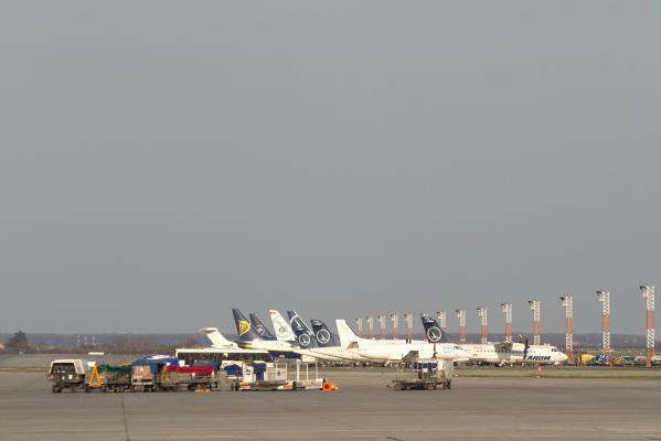 Un bărbat din Iaşi cere un milion de euro daune unei companii aeriene low-cost, pentru că a ratat un concert Aerosmith