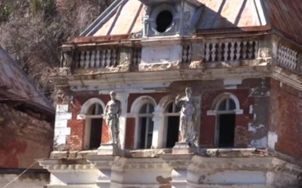 Băile Herculane, staţiune vestită pentru apele termale, se prăbuşeşte bucată cu bucată
