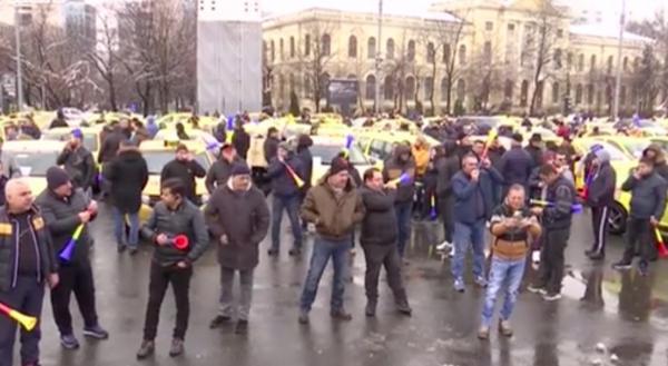Mii de taximetrişti au protestat în mai multe oraşe din România, nemulţumiţi de modul de funcţionare a platformelor de ride-sharing