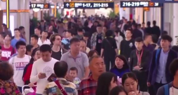 În China, creşterea unui copil este o povară financiară prea mare. Numărul naşterilor a scăzut în ultimii doi ani