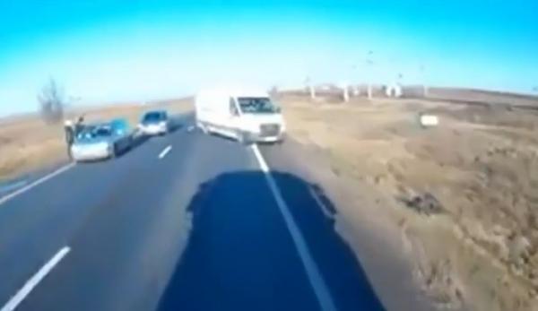La 3 secunde de tragedie. Un șofer a evitat în ultima clipă un TIR, după ce a depășit fără să se asigure
