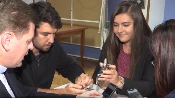 Raluca, Adriana şi Eduard, trei voluntari care se pregătesc pentru vizita Papei Francisc în România