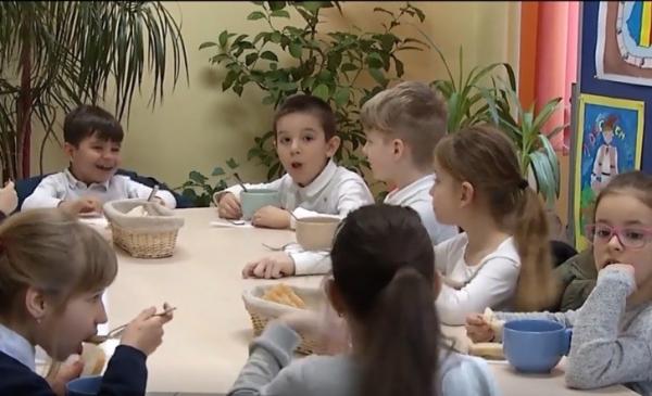 Programul "masa caldă", un eşec. Autoritățile caută soluții pentru amenajarea sălilor de mese în școli