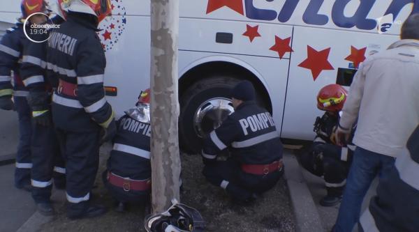 Șoferul prins sub propriul autocar, în București, a fost în pericol din cauza unui cric șubred