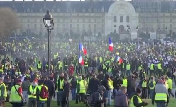 Proteste violente în Franţa şi Albania. Peste 40.000 francezi au luat parte la manifestaţia vestelor galbene