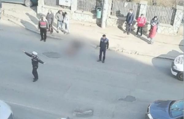 Neglijenţa unui şofer a dus la moartea unei eleve. Copila de 12 ani s-a stins după ce a căzut, în mers, dintr-un microbuz