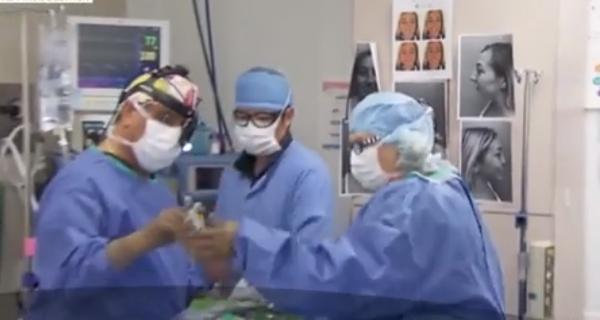 Un chirurg estetician a schimbat total viaţa unei adolescente, după ce i-a făcut, pe gratis, o operaţie