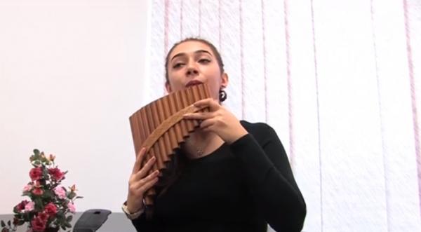 La 16 ani, un geniu al muzicii. O adolescentă din Oradea cântă la nu mai puţin de şapte instrumente