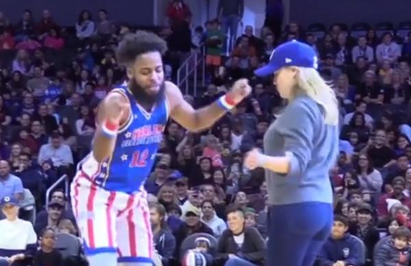 Actriţa Reese Witherspoon, dans pe terenul de baschet