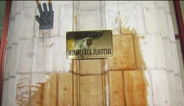 Sediul Ministerului Justiţiei, vandalizat de protestatari