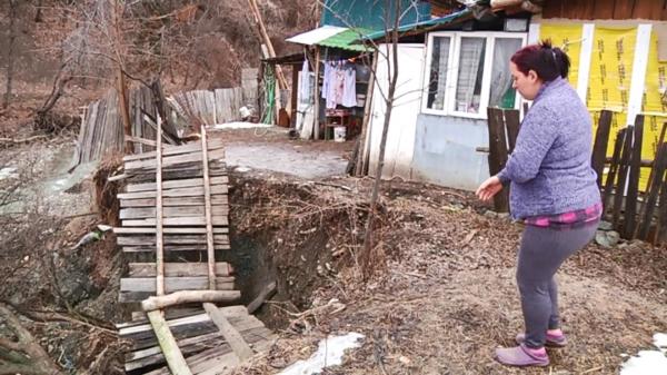 Casele unor familii din Neamţ, în pericol din cauza alunecărilor de teren