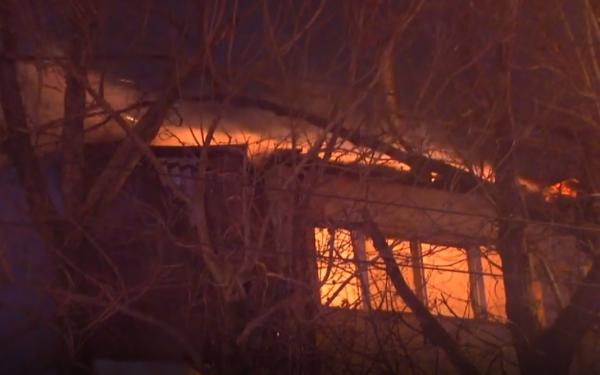 Incendiu puternic în București. O clădire cu spaţii de închiriat a luat foc