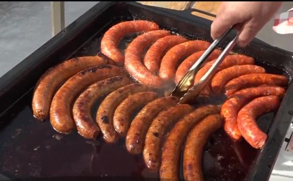 Cârnați tradiționali cu arome exotice, la Festivalul Cârnaţilor de la Nicolești