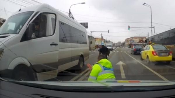 Imaginile zilei la Bacău, cu un poliţist care salvează un căţeluş de sub roţile maşinilor (Video)