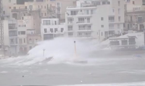 Furtună extrem de violentă în Malta. Valurile imense au aruncat peşti pe străzile aflate lângă ţărm