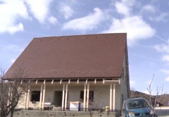 Doi tineri din Bucureşti și-au construit o casă din cânepă în judeţul Sibiu