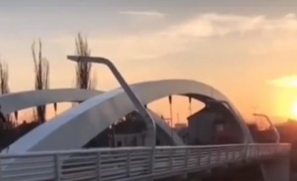 Un biciclist din Oradea s-a urcat pe două roţi, pe arcadele Podului Centenarului (Video)