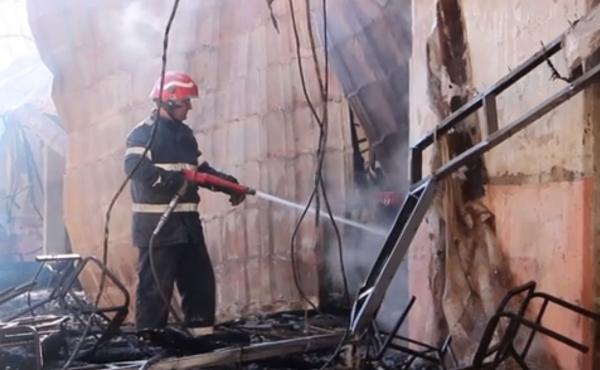 Incendiu lângă o şcoală din Buzău. 50 de elevi au fost evacuaţi de la cursuri
