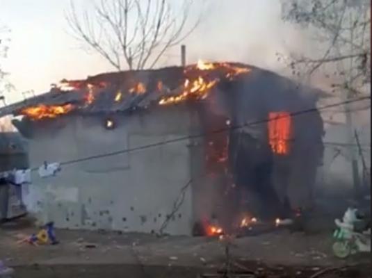 Un bebeluş de doar patru luni a pierit, după ce casa în care locuia alături de fraţii mai mari a luat foc