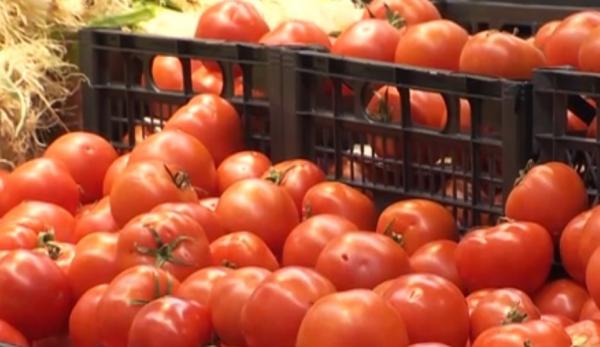 Primele roşii româneşti apar în pieţe de Paşte, spun fermierii