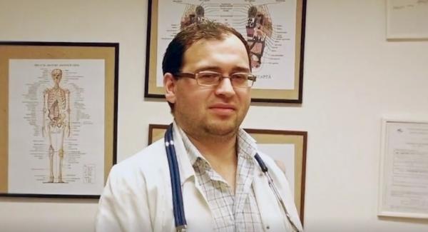 Nou medic fals în Bucureşti: tânărul de 26 de ani trata pacienţi într-o cameră de cămin