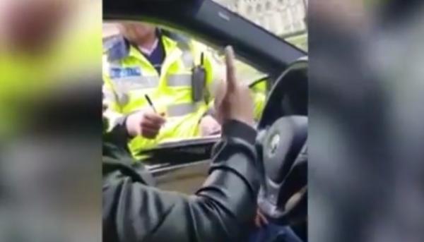Gestul sfidător al şoferului oprit de poliţist în centrul Bucureştiului (Video)