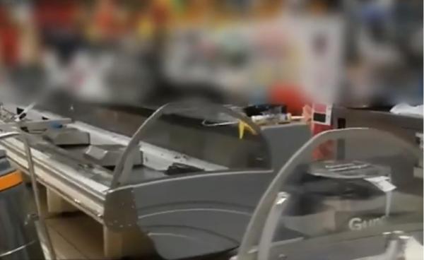 Alimente ținute în mizerie, în marile magazine din Brașov. Inspectorii OPC au retras sute de kilograme de produse