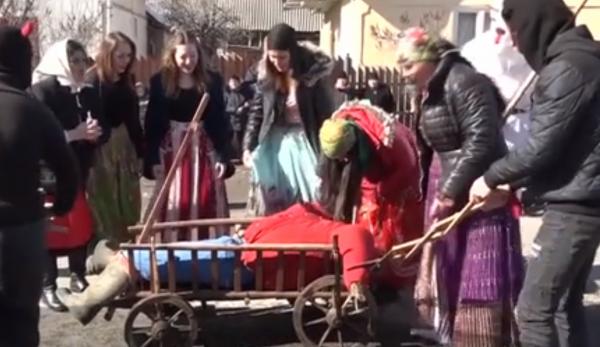 Fărşangul, obiceiul care îngroapă iarna şi spiritele rele