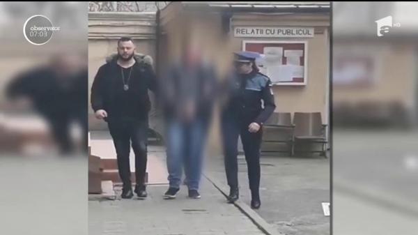 O poliţistă din București a imobilizat un bărbat, în timp ce agresa o fată