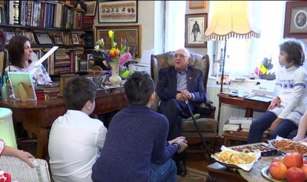 Copiii înscrişi la Clubul de Excelenţă al Fundaţiei Dan Voiculescu l-au întâlnit pe scriitorul Dinu Săraru