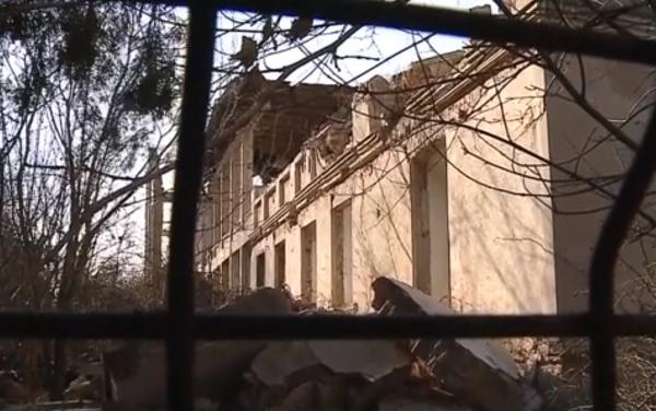 Zeci de hoteluri de pe litoral, măcinate de vreme, au devenit un pericol pentru trecători