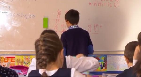 Noapte albă în faţa unei şcoli din Gherla. Zeci de părinţi au aşteptat ore întregi ca să-şi înscrie copiii în programul step-by-step