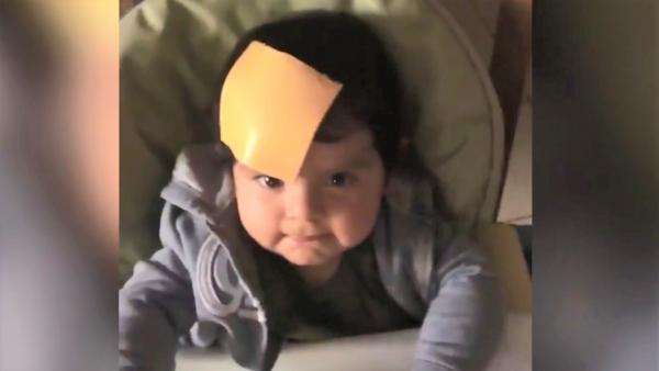 A apărut o nouă provocare pe internet. Părinţii aruncă felii de brânză pe feţele copiilor (Video)