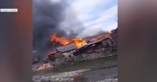 Incendiu violent la Slănic Moldova. O familie a rămas pe drumuri, după ce focul le-a distrus casa