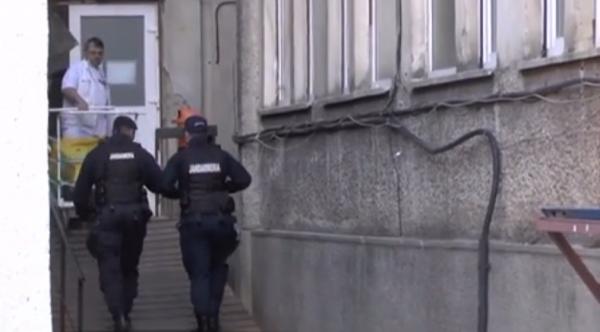 Cinci medici ortopezi de la Spitalul Judeţean Neamţ au fost reţinuţi pentru luare de mită