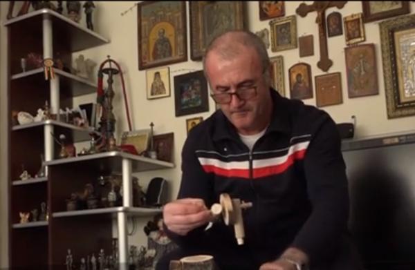 Un angajat al Hidrocentralei Porţile de Fier creează adevărate opere de artă din rădăcini de copac