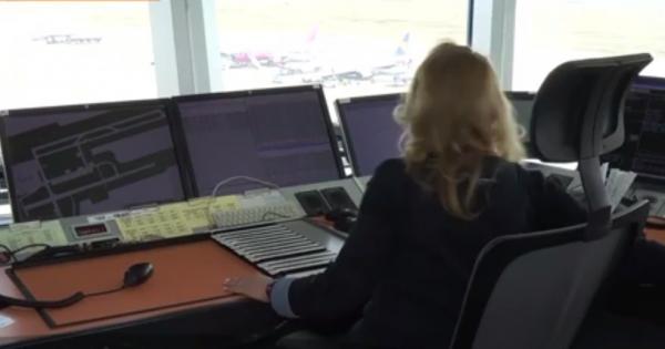 Românce în cea mai stresantă meserie - controlor de trafic aerian