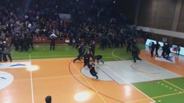 Bătaie și haos la Cupa României la Handbal, la meciul Dinamo – Steaua. Jandarmii au intervenit