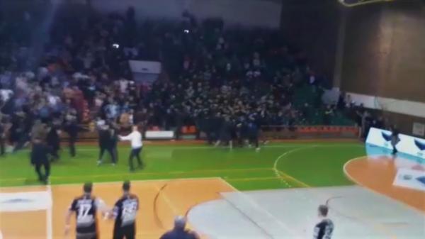 Imagini cu scandalul de la meciul de handbal Dinamo - Steaua, de la Focșani