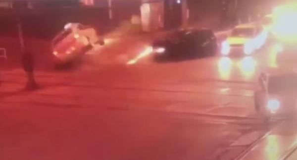 Momentul în care mașina de poliție se răstoarnă într-o intersecție din București (Video)