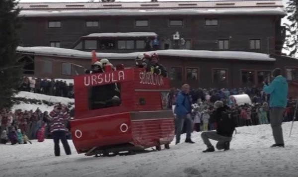 Olimpiada Nebuniilor, concurs cu vehicule făcute din materiale reciclabile