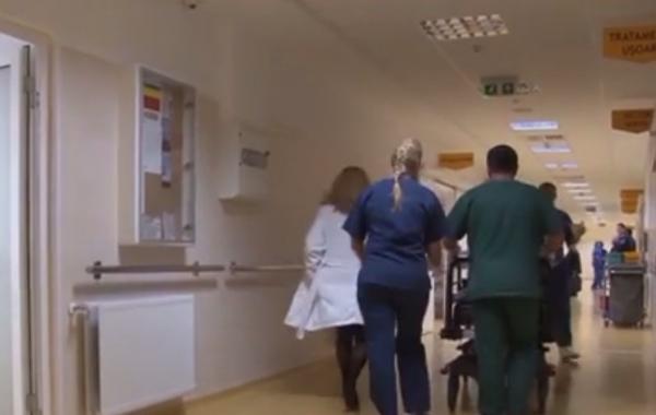 Un tânăr din Năvodari care fuma o ţigară pe balcon s-a dezechilibrat şi a căzut în gol de la etajul doi