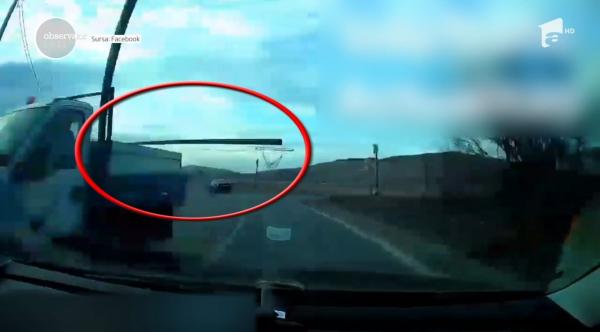 Mașina unui șofer din Cluj, lovită în mers de o bară metalică dintr-o camionetă (Video)