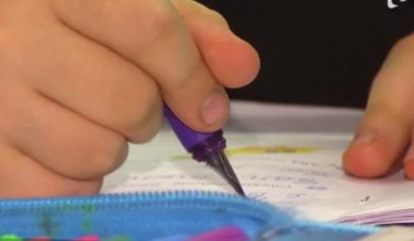 Învăţătorul din Iaşi care i-a inventat greşeli un elev, în lucrare, a fost sancţionat (Video)