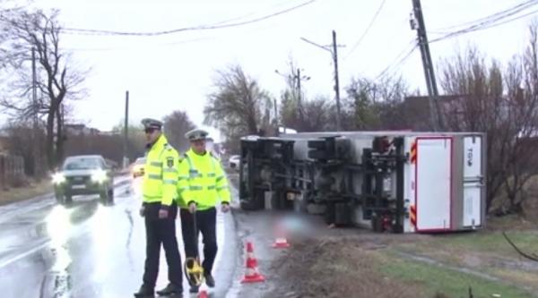 Doi oameni au murit, după ce au fost loviţi de un TIR, pe o şosea din judeţul Dâmboviţa