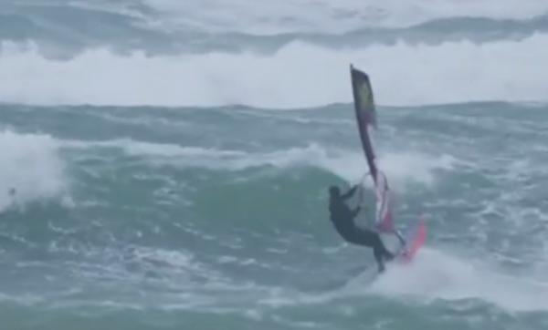 Sport nautic în condiţii meteo extreme pe coasta Irlandei