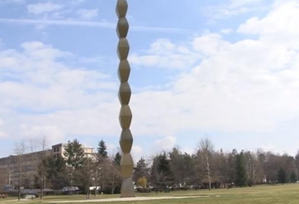 Coloana Infinitului de la Târgu Jiu a început să se înnegrească (Video)