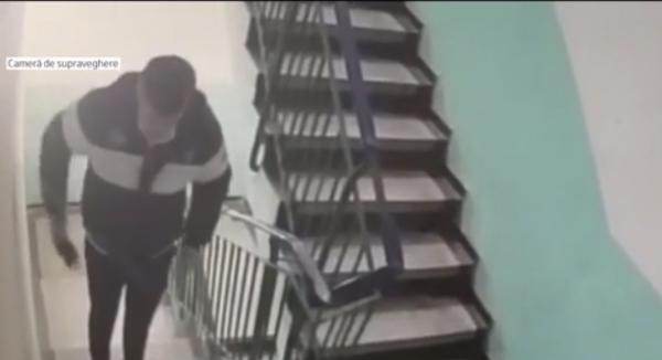 De teama soţiei, un ieşean care a pierdut toţi banii la jocuri de noroc şi-a înscenat o tâlhărie în scara blocului (Video)