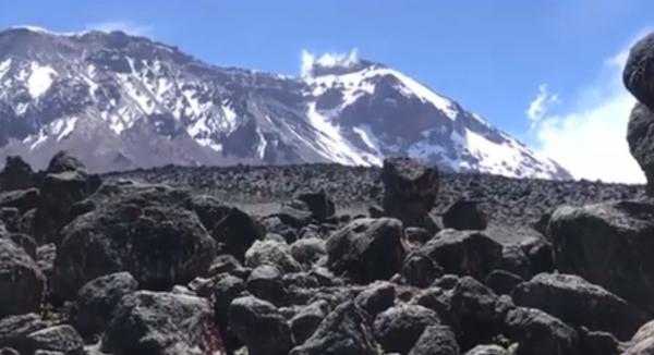 Un grup format din părinţi şi copii, conduşi de şeful Salvamont Mureş, au cucerit vârful Uhuru din Kilimanjaro